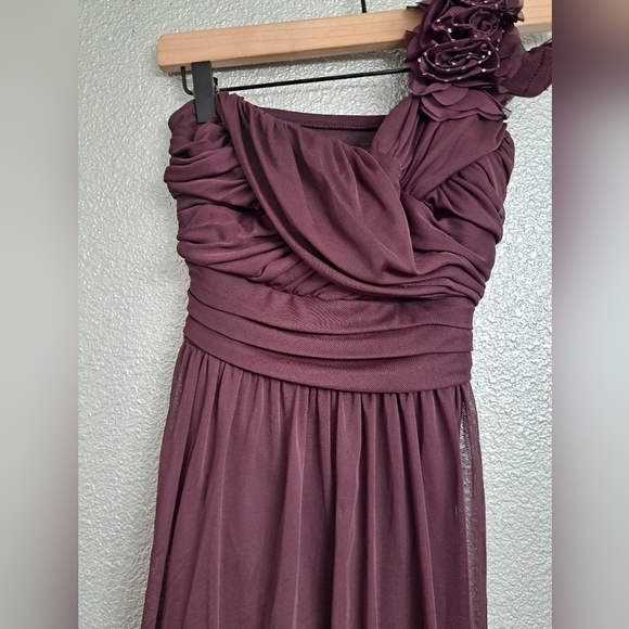 DB Studio One Flowered Shoulder With Sweetheart Neckline. Size M (8-10) - Picture 2 of 5